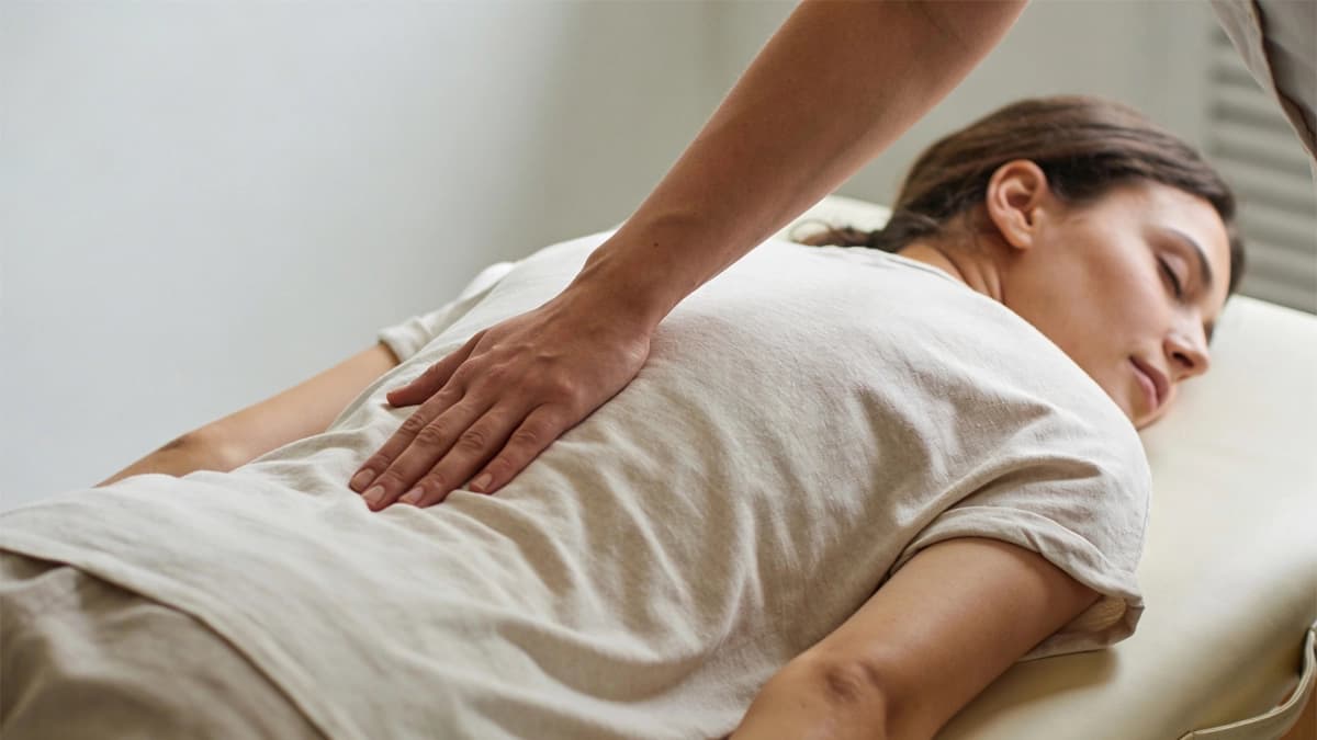 Shiatsu : guide complet (origine, fonctionnement, bienfaits, pour qui, précautions)